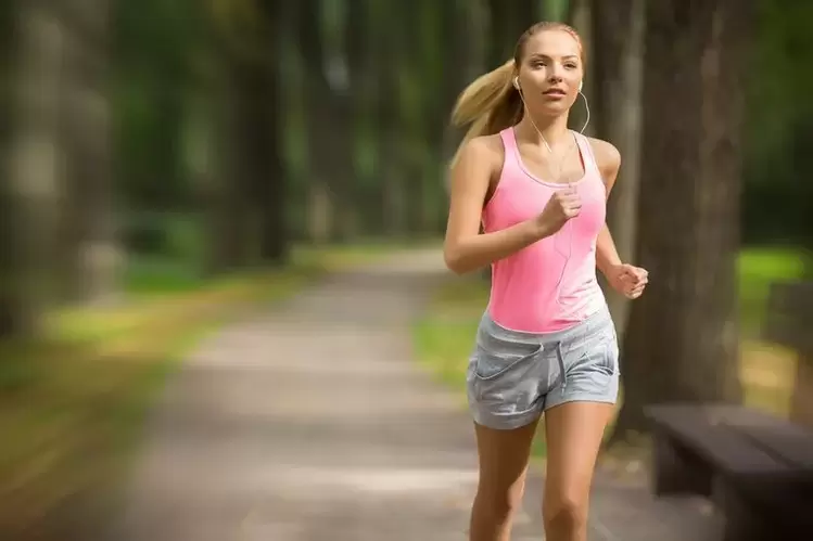 Девушка бегает с целью похудеть